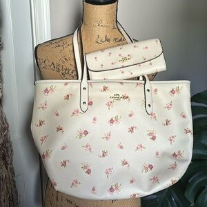 COPY - White with flowers 🌸 purse and wallet to match 🥰 Selling as a set 🌸
